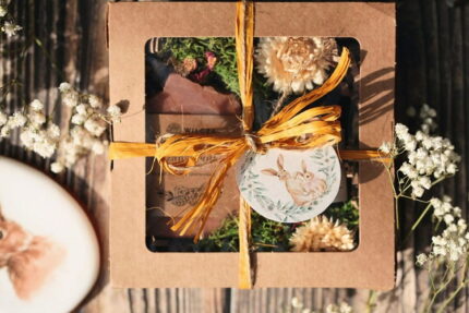 Drobny Upominek z Zajączkami - mydło i świeca do wyboru