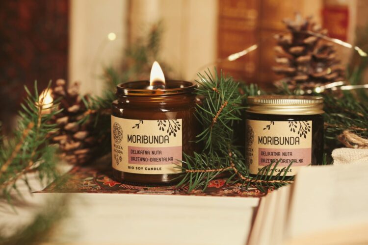 Świece w szklanych słoiczkach