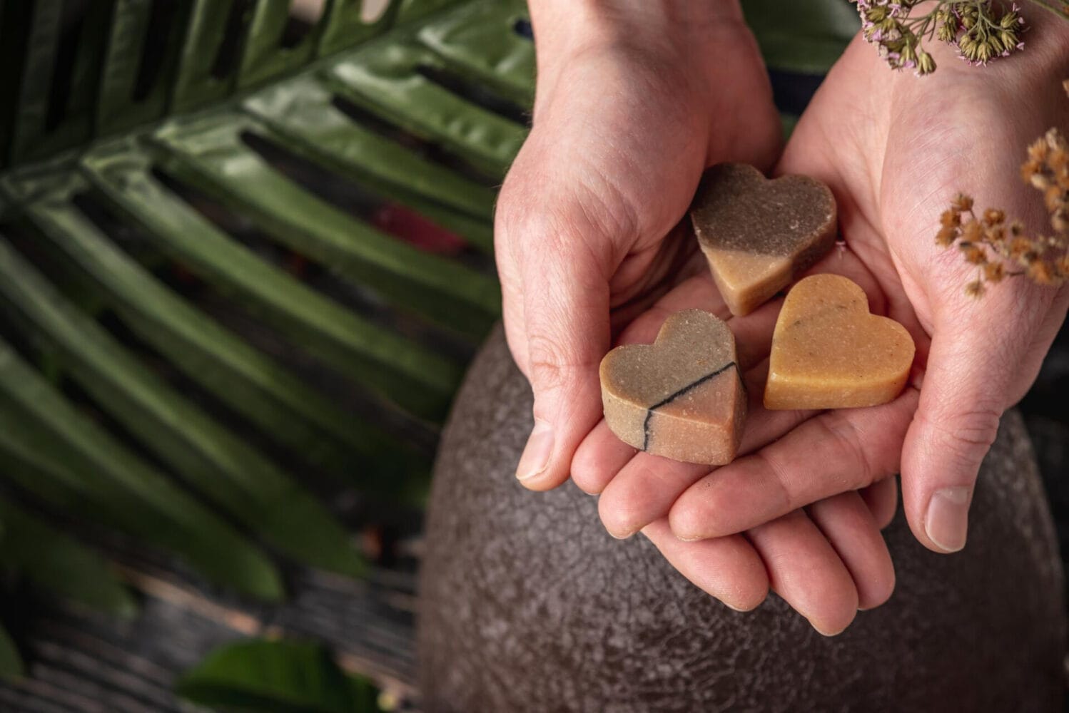 osoba trzymająca kosmetyki w kształcie serca