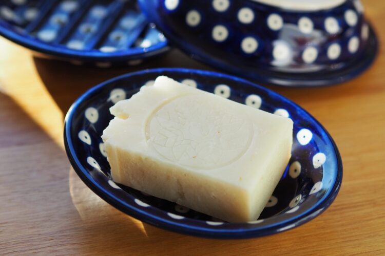 Mydelnica Bolesławiec – klasyczny kobalt w kropki