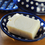 Mydelnica Bolesławiec – klasyczny kobalt w kropki