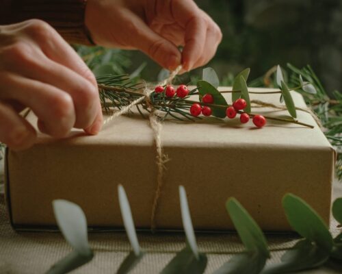 zrownowazone opakowanie na prezenty swiateczne rece pakowania prezentow na boze narodzenie scaled Wilcza Jagoda